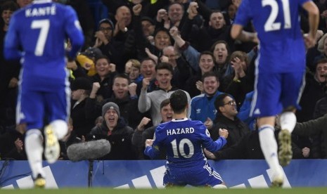 Eden Hazard saat membuka keran gol untuk Chelsea saat menjamu Everton, Ahad (6/11) dini hari WIB.