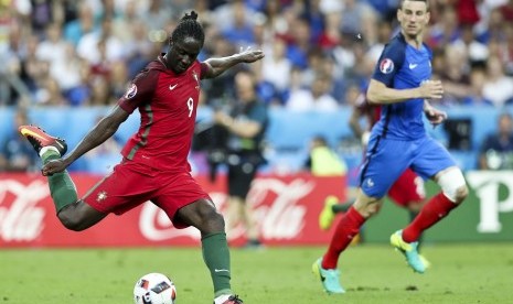 Eder (kiri), saat membela Portugal pada final Piala Eropa 2016.