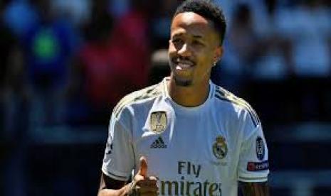 Eder Militao menggantikan posisi Sergio Ramos sebagai bek tengah Madrid.