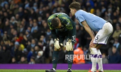 Ederson (kiri) dan John Stones (kanan) tampak kecewa setelah gol bunuh diri Fernandinho pada laga antara Manchester City melawan Crystal Palace di Etihad Stadium, Manchester, Ahad (18/1).