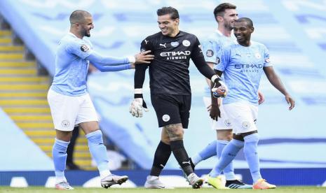 Ederson Moraes (kedua kiri) mendapatkan selamat dari rekan-rekannya di Manchester City setelah memastikan menyabet trofi Sarung Tangan Emas Liga Primer Inggris musim 2019/2020.