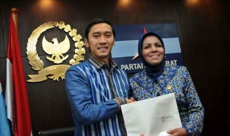 Edhie Baskoro Yudhoyono (kiri) bersama Ketua Fraksi Partai demokrat (FPD) Nurhayati Assegaf (kanan) di gedung DPR, Jakarta, Kamis (14/2).