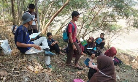 Edi Juharna yang akrab disapa Edi Koben, guru Sekolah Alam Insan Litera yang berada dibantaran Saguling, Cihampelas Bandung Barat mengajar tanpa digaji atau dibayar. Bahkan sebagian uang dari usaha berjualannya dipakai untuk operasional sekolah, Senin (25/11).