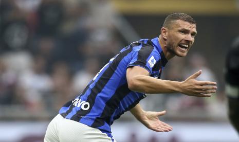 Bomber Inter Milan, Edin Dzeko, melakukan selebrasi usai mencetak gol kedua timnya saat pertandingan Serie A antara AC Milan dan Inter Milan, di stadion Milan San Siro, Italia, Sabtu (3/9/2022).