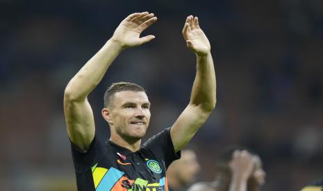 Edin Dzeko dari Inter Milan dinyatakan telah negatif Covid-19.