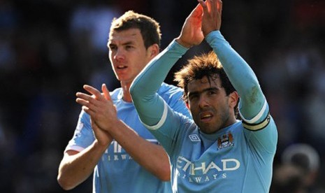 Edin Dzeko, kiri, dan Carlos Tevez.