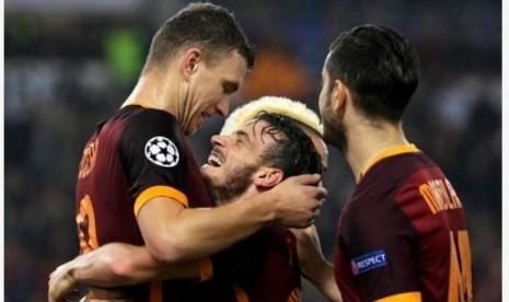 Edin Dzeko (kiri) merayakan gol bersama rekan-rekannya.