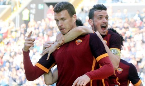 Edin Dzeko mendapatkan pelukan dari rekan-rekannya usai membobol gawang Udinese.