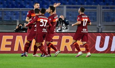 Edin Dzeko merayakan gol dengan rekan setimnya di AS Roma saat laga melawan Benevento di Stadio Olimpico, Senin (19/10) dini hari WIB.