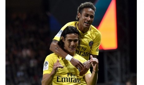 Edinson Cavani (bawah) dan Neymar.