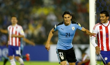 Edinson Cavani (biru langit) merayakan golnya ke gawang Paraguay.