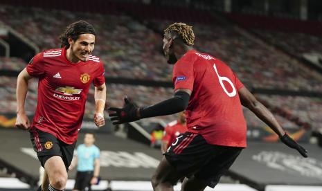 Edinson Cavani dari Manchester United (kiri), saat merayakan gol bersama rekannya, Paul Pogba. 