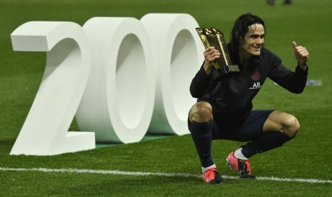 Edinson Cavani mencetak gol ke-200 bersama Paris Saint-Germain saat mengalahkan Bordeaux 4-3 di laga pekan ke-26 di Stadion Parc des Princes, Minggu waktu setempat (Senin WIB).