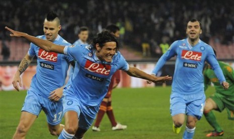 Edinson Cavani merayakan gol bersama Marek Hamsik dan Goran Pandev.