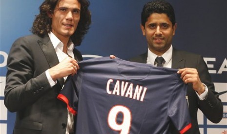 Edinson Cavani saat diperkenalkan pemilik PSG Nasser al-Khelaifi.