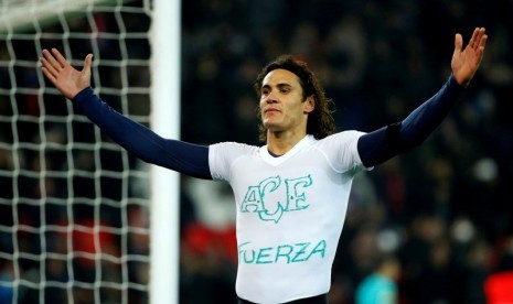 Edinson Cavani saat menyampaikan pesan solidaritas untuk Chapecoense.