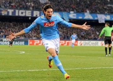 Edinson Cavani, striker Napoli, melakukan selebrasi usai menjebol jala Manchester City di laga Grup A Liga Champions. 