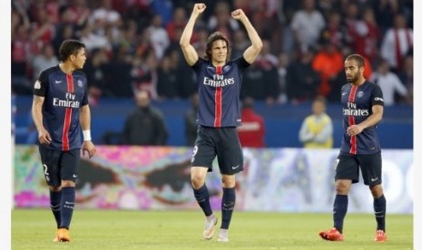 Edinson Cavani (tengah)