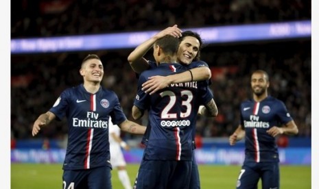 Edinson Cavani (tengah) memeluk Gregory van Der Wiel saat merayakan golnya ke gawang Metz.