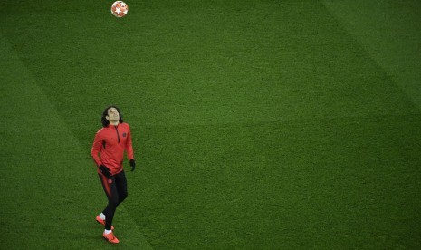 Edison Cavani jalani latihan jelang laga Liga Champions tengah pekan ini.