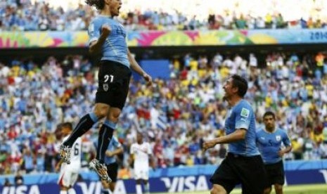 Edison Cavani ketika mencetak gol ke gawang Kosta Rika