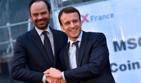 Edouard Philippe (kiri) dan Emmanuel Macron.