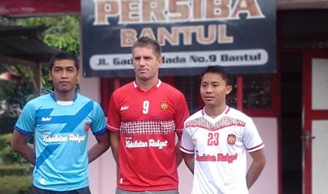 Eduardo Bizaro, pemain bertahan Persiba Bantul (tengah), dan dua pemain lainnya mengenakan jersey klub untuk musim kompetisi 2013.