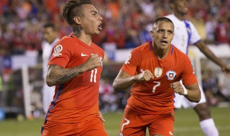 Eduardo Vargas dan Alxis Sanchez sukses mengantarkan Cile ke perempat final Copa America usai mengalahkan Panama dengan skor 4-2, Rabu (15/6).