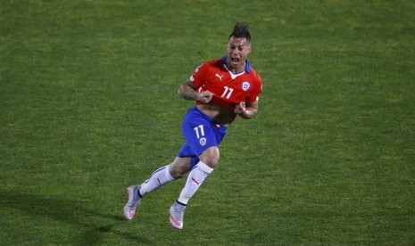 Eduardo Vargas usai mencetak gol keduanya ke gawang Peru