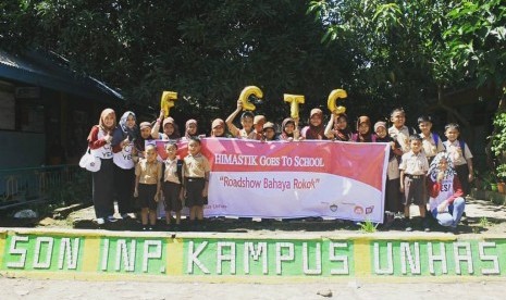 Edukasi bahaya rokok oleh komunitas himastik FKM Unhas