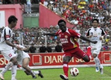 Edwar Wilson Yunior, striker Semen Padang, melepaskan tembakan saat menjamu Arema Indonesia. Semen Padang menang 2-0.