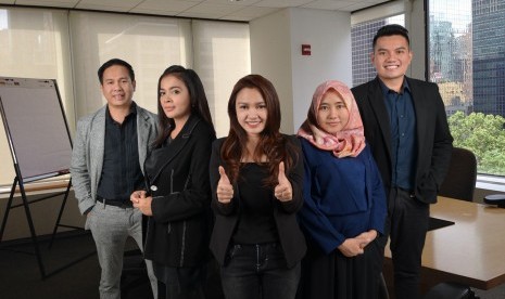 Edward Basilianus, CEO Nucleus Farma (pertama dari kiri) dan Hilary Claudia Sri Lestari, Director Nucleus Farma (Kedua dari kanan)