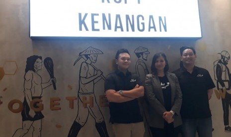 Edward Tirtanata, CEO & Co-Founder Kopi Kenangan (kiri), Cynthia Chaerunnisa, CMO & Co-Founder Kopi Kenangan (tengah), dan James Prananto, COO & Co-Founder Kopi Kenangan (kanan) ingin memiliki 2500 gerai kopi kenangan atau Rumah Mantan tahun 2021.