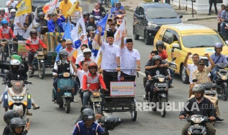 Edy Rahmayadi-Musa Rajekshah diantar menggunakan becak bermotor (betor) ke kantor KPU Sumut oleh massa pendukung, Senin (8/1). Kedatangan mereka untuk mendaftar sebagai calon gubernur dan wakil gubernur Sumut. 