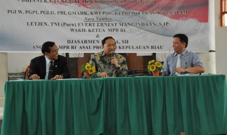 EE Mangindaan, saat membuka secara resmi sekaligus menjadi narasumber utama Sosialisasi Empat Pilar MPR RI, di Gereja Kristen Protestan Simalungun (HKPS ), Senin (21/9).