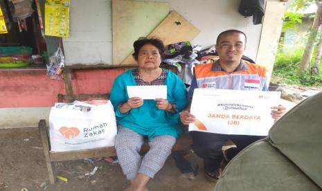 Een (65 Thn) tinggal di kampung Cimacan Kelurahan Haurpanggung, Kecamatan Tarogong kidul, kabupaten Garut. Wanita yang menjadi korban bencana banjir bandang Cimanuk 4 tahun silam ini harus kehilangan anak bungsunya dan juga rumahnya yang terbawa hanyut.