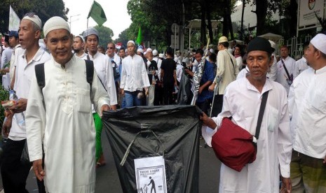 Effendy (60 tahun) dan Teddy (63 tahun), pendemo asal Bekasi yang memungut sampah. 