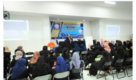 Egi Supratomo, Training Manager Swiss-BelHotel Mangga Besar saat memaparkan materinya pada kegiatan seminar karir dengan tema Navigating Your Career “Social Ettiquate & Building Relationship At Work”.