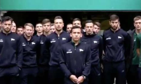 Egy Maulana bersama rekan-rekan di klub Lechia Gdansk saat memberikan ucapan duka untuk Palu lewat video Instagram.