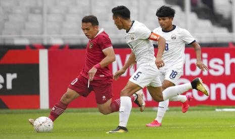  Egy Maulana Vikri (kiri) berebut bola dengan pemain Kamboja Soeuy Visal dalam pertandingan sepak bola Grup A ASEAN Football Federation (AFF) Mitsubishi Electric Cup 2022 di Stadion Utama Gelora Bung Karno di Jakarta, Jumat, 23 Desember 2022. 