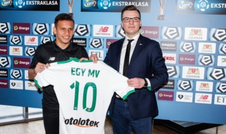 Egy Maulana Vikri dengan kostum Lechia Gdansk.