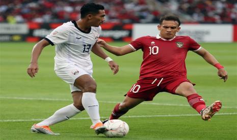  Egy Maulana Vikri (Kanan) beraksi melawan Saret Krya (Kiri) dari Kamboja pada pertandingan sepak bola Grup A AFF (ASEAN Football Federation) Mitsubishi Electric Cup 2022 antara Indonesia dan Kamboja di Jakarta, Jumat, 23 Desember 2022. 