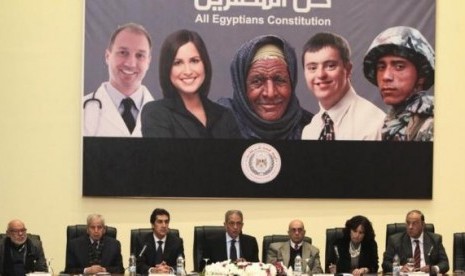 Egypt's constituent assembly Chairman Amr Moussa (center) attends a news conference in Cairo December 15, 2013.