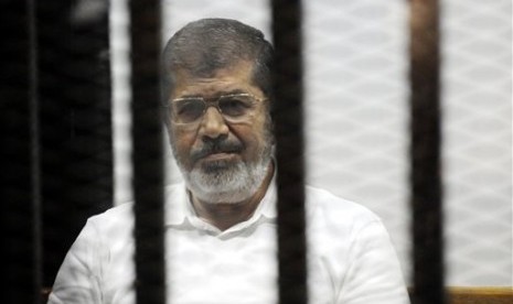 Egypt's ousted President Mohammed Morsi sits in the defendant cage in the Police Academy courthouse during a court hearing in Cairo, Egypt, on Nov 3, 2014.