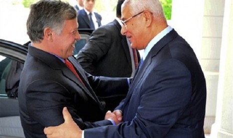 Egyptian President Adly Mansour (right) greets Jordan's King Abdullah II on his arrival to the presidential palace in Cairo, Saturday, July 20, 2013. 