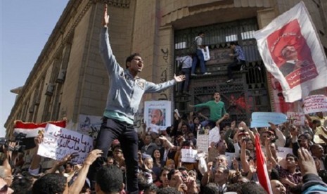 Egyptian protesters chant slogans against Islamist President Mohammed Morsi slogans during a protest in front of the prosecutor general's office in Cairo, Egypt, Friday, March 29, 2013. 