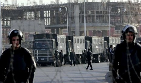 Egyptian security forces stand guard outside a court ahead of the trial of ousted President Mohammed Mursi in Cairo, Egypt, Wednesday, Jan. 8, 2014.