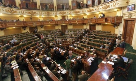 Egyptian Shura Council members meet to discuss the government's 2013-2014 budget at the Shura Council, Parliament's upper house. (file photo)