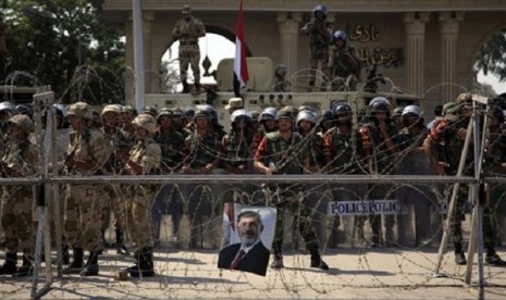 Egyptian soldiers stand guard outside the Republican Guard building in Cairo, Egypt, Friday, July 5, 2013. 