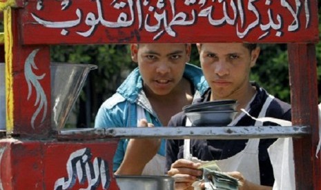 Egyptian vendors sell fool, or fava beans, from a cart with verses from the Quran in Tahrir Square in Cairo, Egypt, Tuesday, Aug. 27, 2013. The current bout of violence is the worst in Egypt's 2 ½ years of turbulent transition. (illustration)